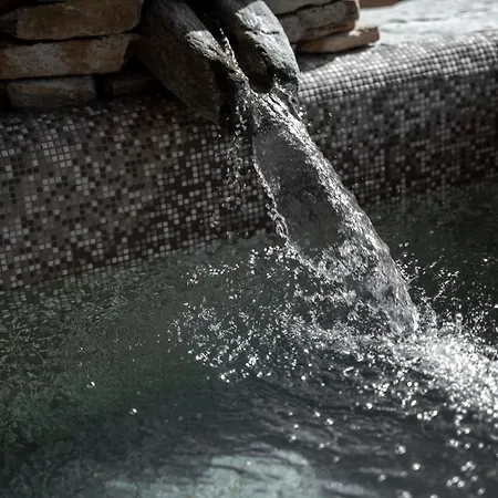 La Terrazza Naturas Con Romantica Mini Piscina Climatizzata Sui Tetti דירה Rossana